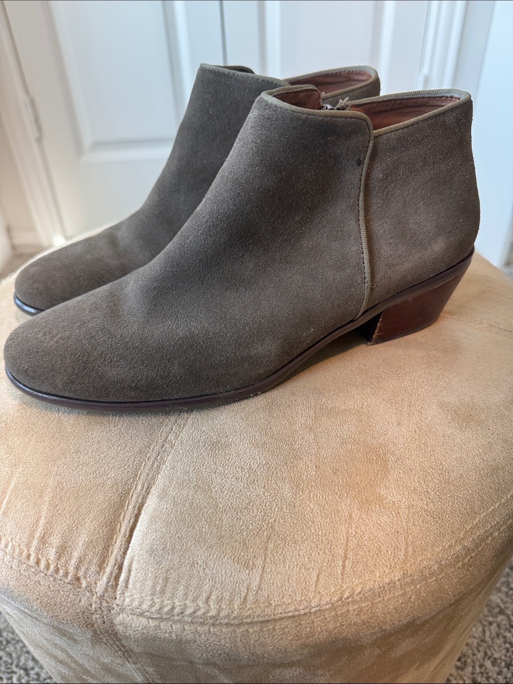 Women’s Suede Ankle Boots in Olive Brown - Classic Chelsea-Style